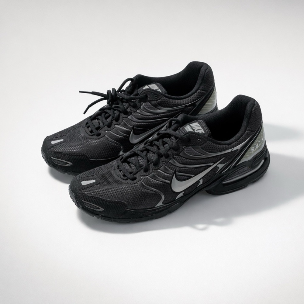 Nike Black and Silver Athletic Shoes Men’s Size 8.5 Women’s 9.5 - 3311